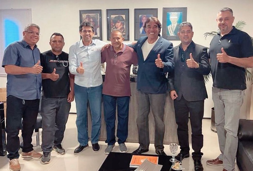 Raimundo Lisboa abraça Edinho em sinal de parceria, ladeado de aliados...