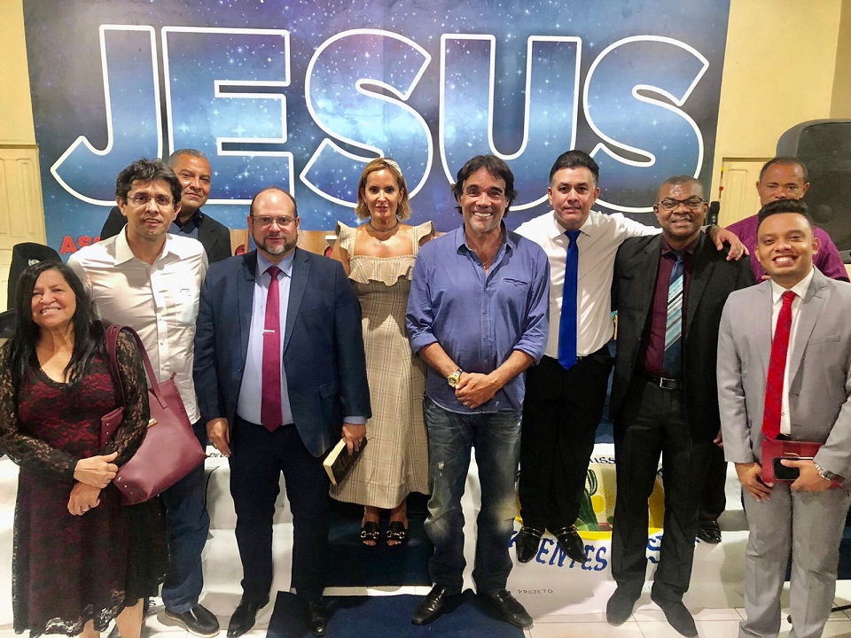 Edinho Lobão ladeados de líderes evangélicos dentro da igreja...