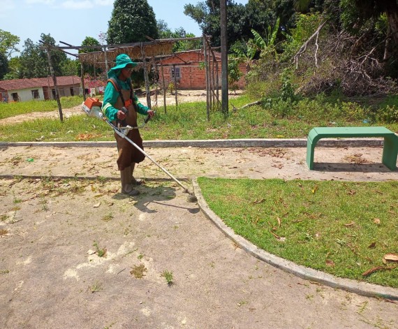 Serviço de capina também foi realizado no local...