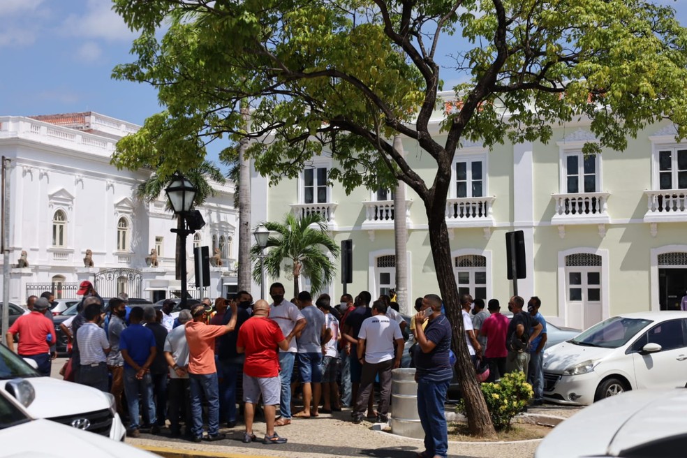 Rodoviários se reúnem em frente à sede da Prefeitura de São Luís