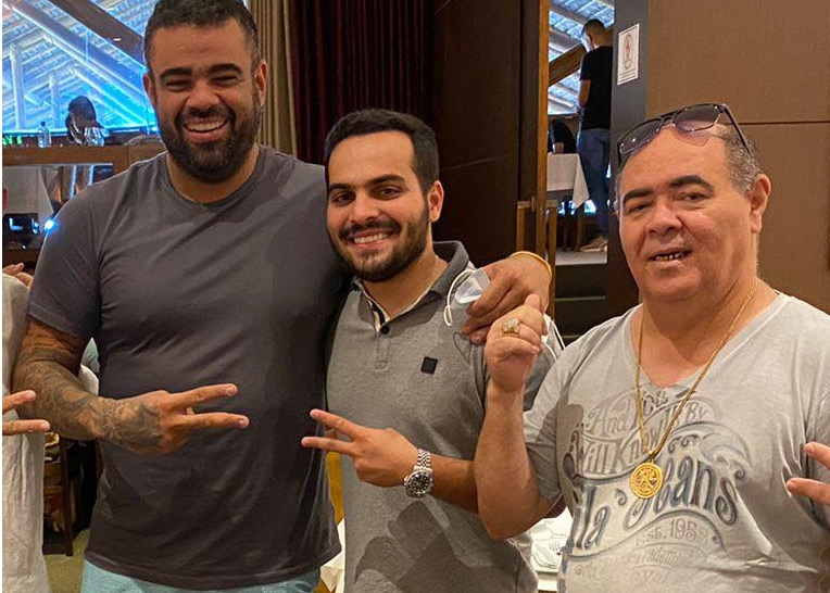 Paulo Victor em sinal faz sinal de vitória abraçado com Aldir Júnior e ladeado do ex-presidente da Câmara, Astro de Ogum...