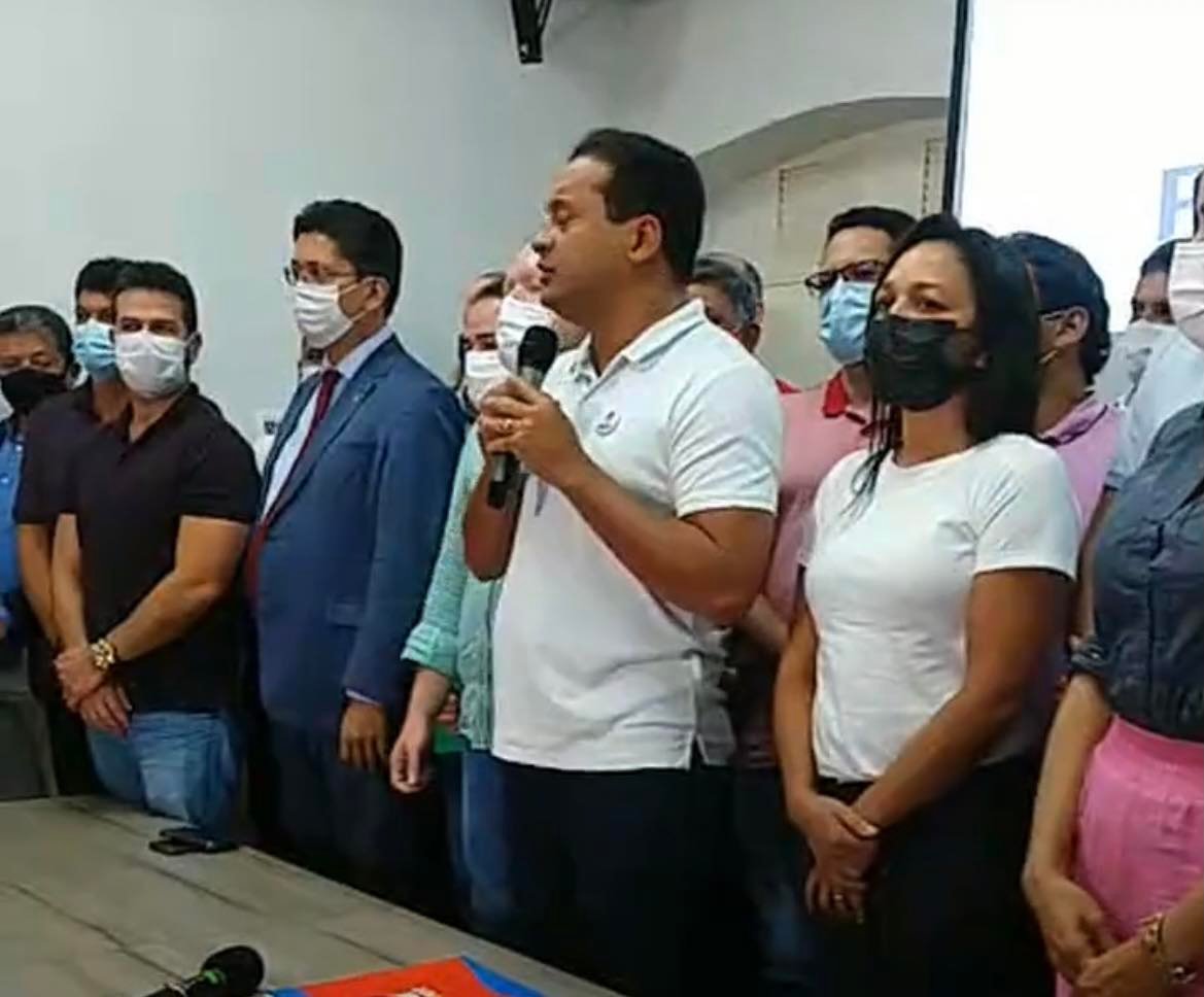 Eliziane nitidamente insegura durante a coletiva do senador Weverton Rocha...