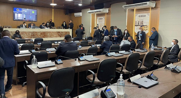 Plenário da Câmara com apenas 8 vereadores na abertura dos trabalhos...