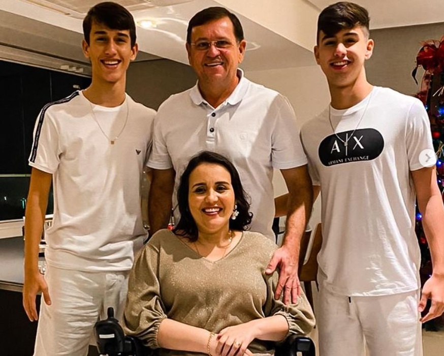 Túlio e Heitor ao lado dos país...