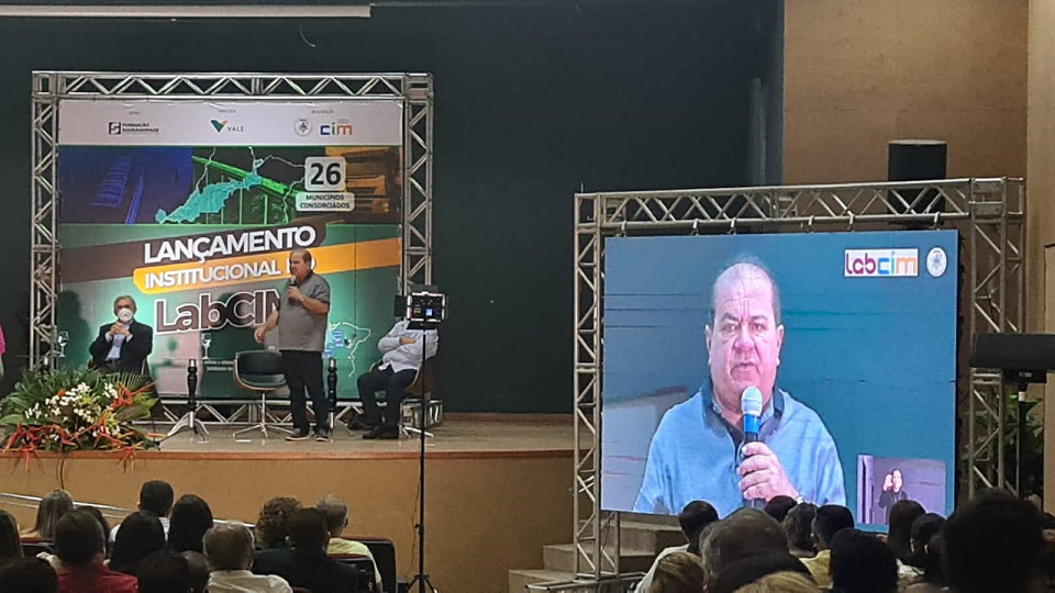 Presidente do CIM durante pronunciamento...