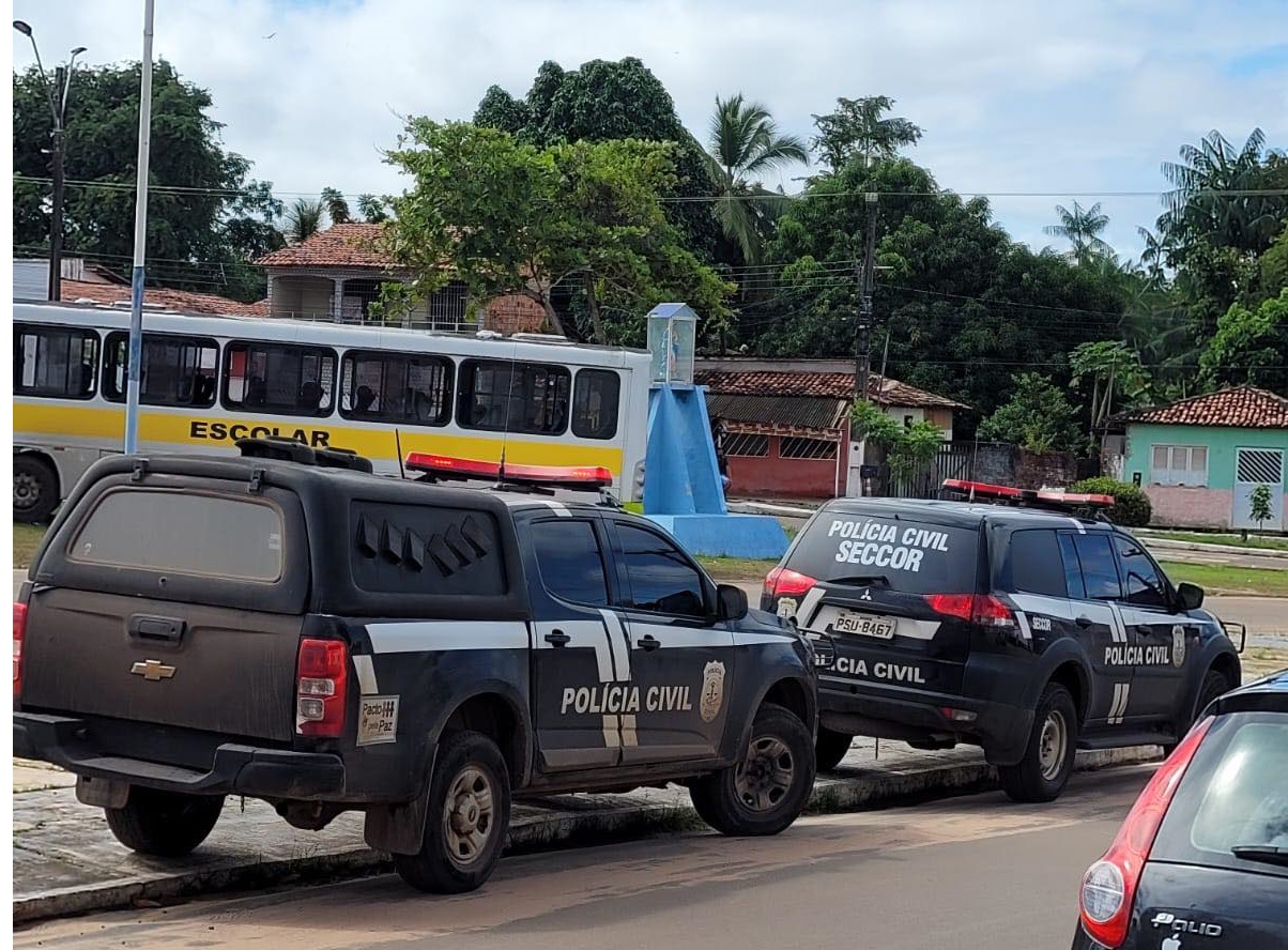 Viaturas da SECCOR na frente da Câmara enquanto agentes cumpriam o mandato de busca e apreensão...