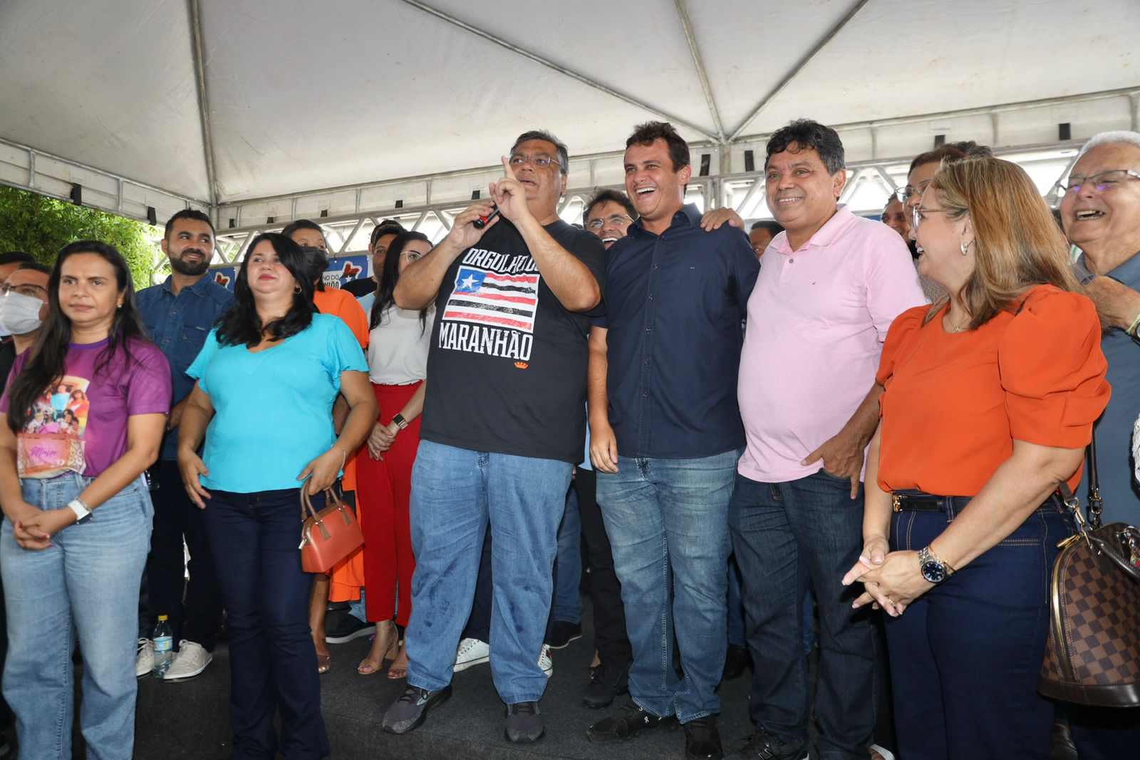 Deputado esteve ladeado do governador Flávio Dino no evento...