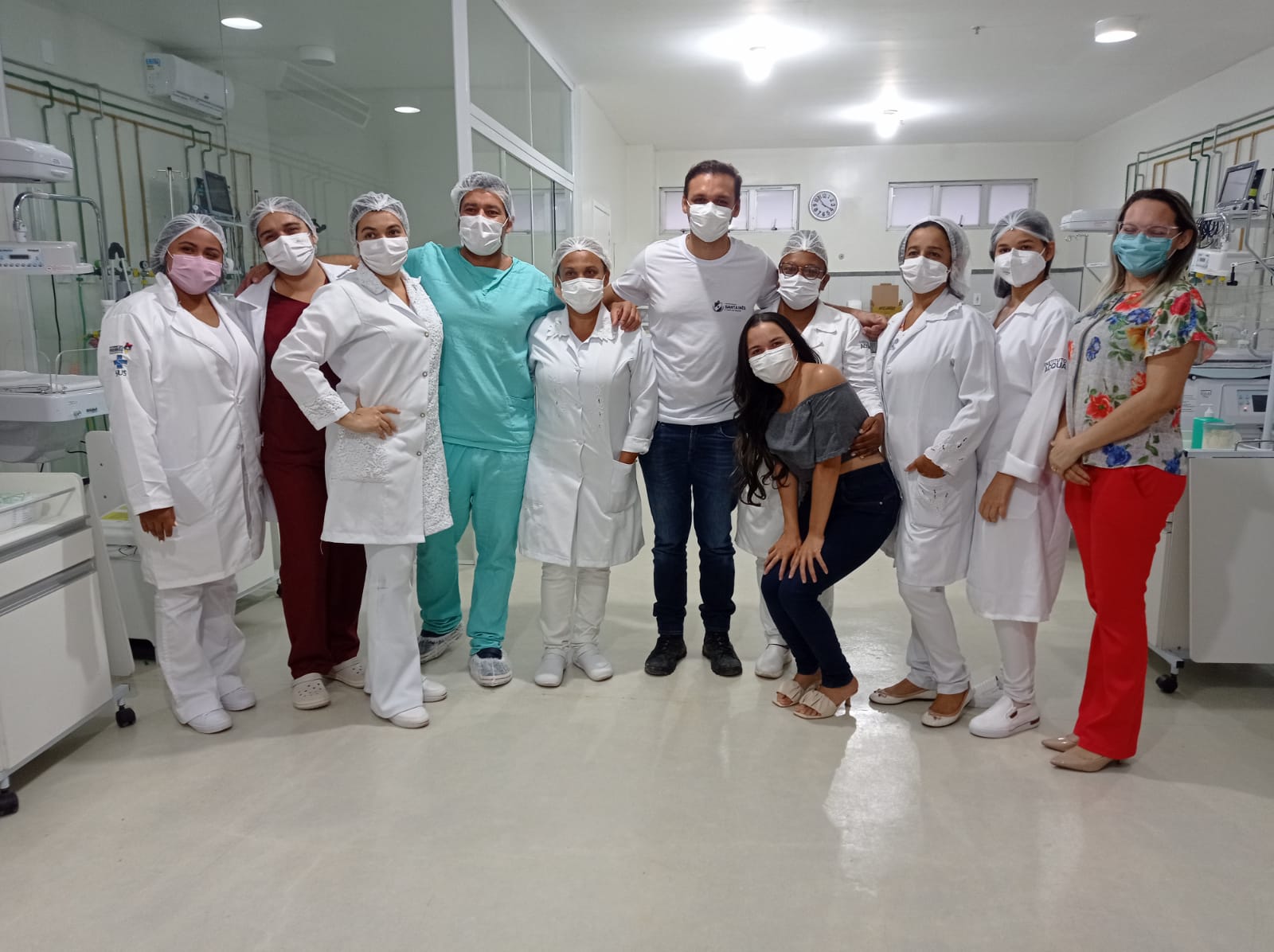 Felipe dos Pneus apresenta maternidade a jovem que inspirou luta pela causa