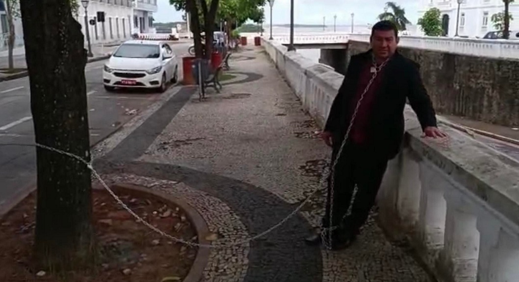Vereador Moisés Gomes Marques, de Alto Alegre do Pindaré, fez um protesto tosco cobrando uma obra na cidade que já está pronta...