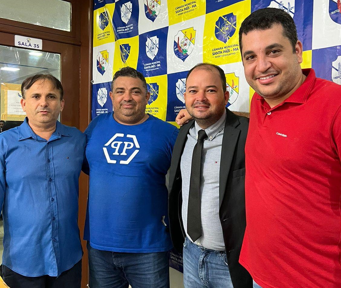 O agora prefeito (de camisa azul à esquerda) na sede da Câmara ladeado de aliados...