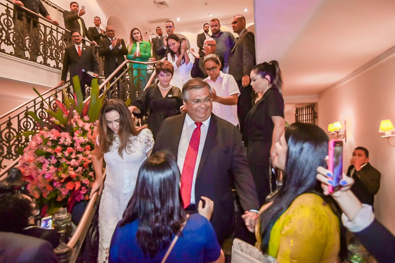 Flávio Dino sai pela porta da frente do Palácio dos Leões ao lado da esposa e de mãos dada com o povo...