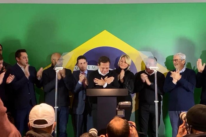 Doria desiste de pré-candidatura a presidente pelo PSDB e diz que sai com o "coração ferido"  Este trecho é parte de conteúdo que pode ser compartilhado utilizando o link https://valor.globo.com/politica/noticia/2022/05/23/doria-desiste-de-pre-candidatura-e-diz-que-sai-com-o-coracao-ferido.ghtml ou as ferramentas oferecidas na página. Textos, fotos, artes e vídeos do Valor estão protegidos pela legislação brasileira sobre direito autoral. Não reproduza o conteúdo do jornal em qualquer meio de comunicação, eletrônico ou impresso, sem autorização do Valor (falecom@valor.com.br). Essas regras têm como objetivo proteger o investimento que o Valor faz na qualidade de seu jornalismo.