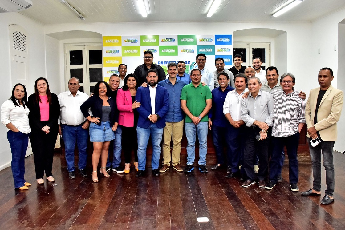 Sorridentes, vereadores que até ontem "batiam" no prefeito, apareceram sorridentes ao lado do chefe do La Ravardière...