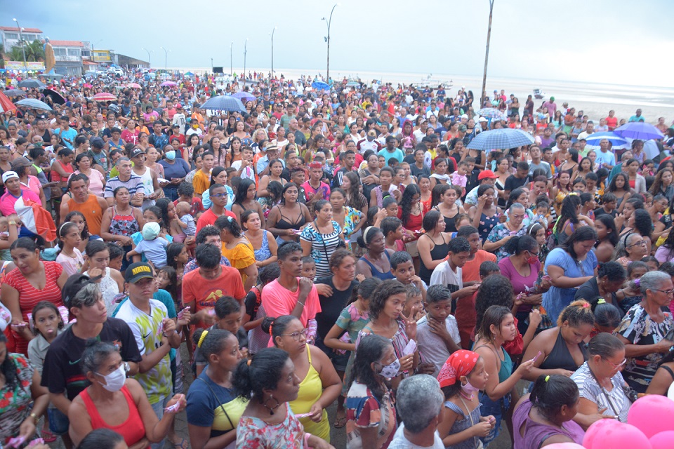 Moradores reunidos no Viva Raposa para sorteio dos prêmios...