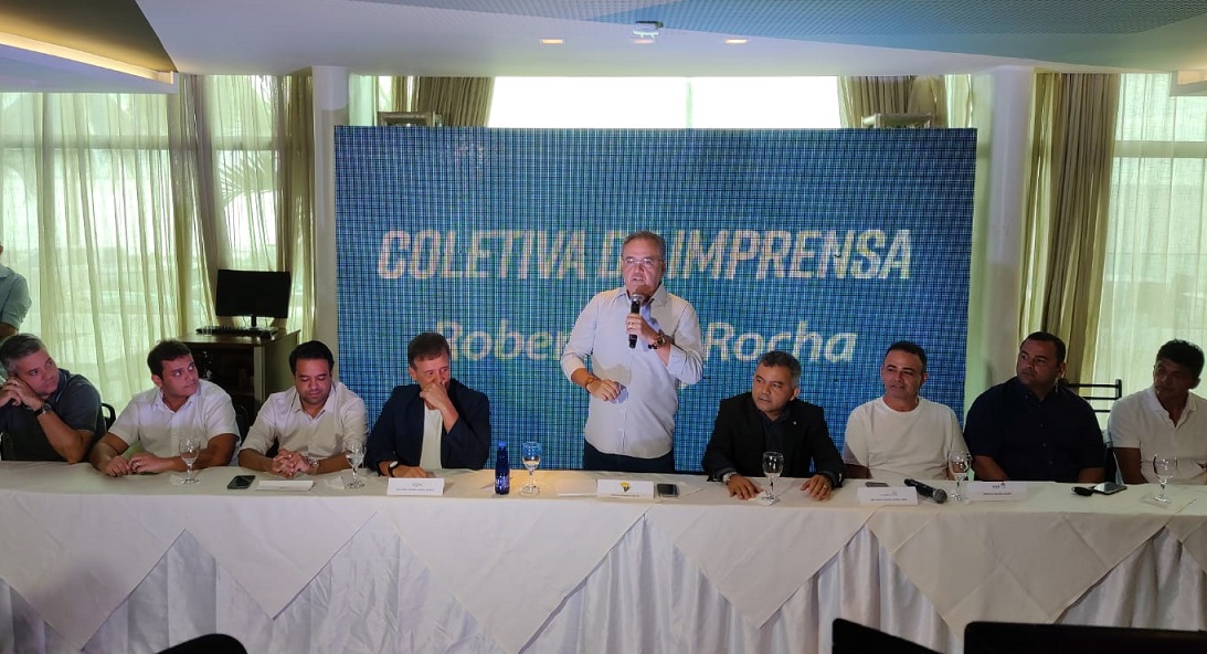 Bolsonatistas ladeados de Roberto Rocha durante anúncio...