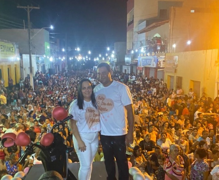 A festa foi realizada na principal avenida da cidade e reuniu milhares de mães. Ocorreram MIL PRÊMIOS, inclusive, poupanças em dinheiro e uma moto pop zero km. A primeira-dama Elane se fez presente e ajudou na organização.