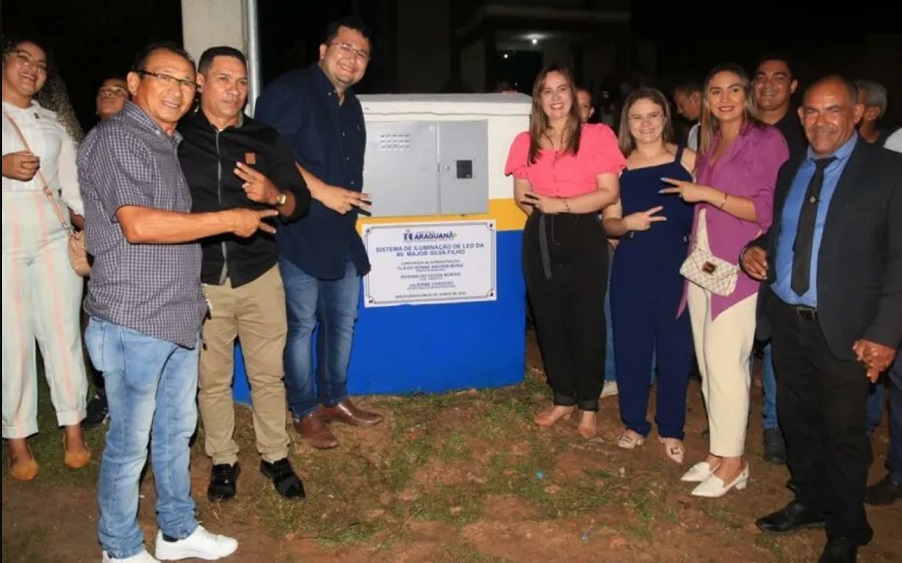 Prefeito e autoridades durante a inauguração.