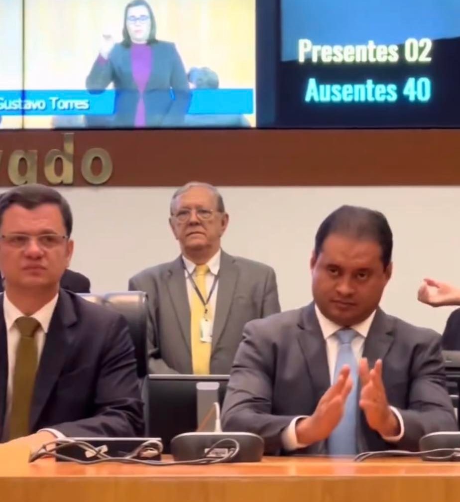 Senador Weverton sentou ao lado do ministro da justiça do governo Bolsonaro durante entrega de título no MA...