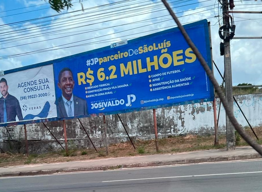 Placa publicitária está instalada na MA 203, estrada da Raposa, na altura do "Poste Vermelho"...
