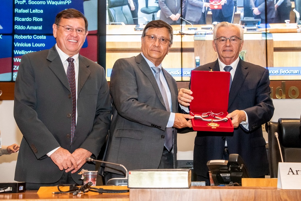 Jones Braga recebe medalha "Manuel Beckman" na Assembleia Legislativa
