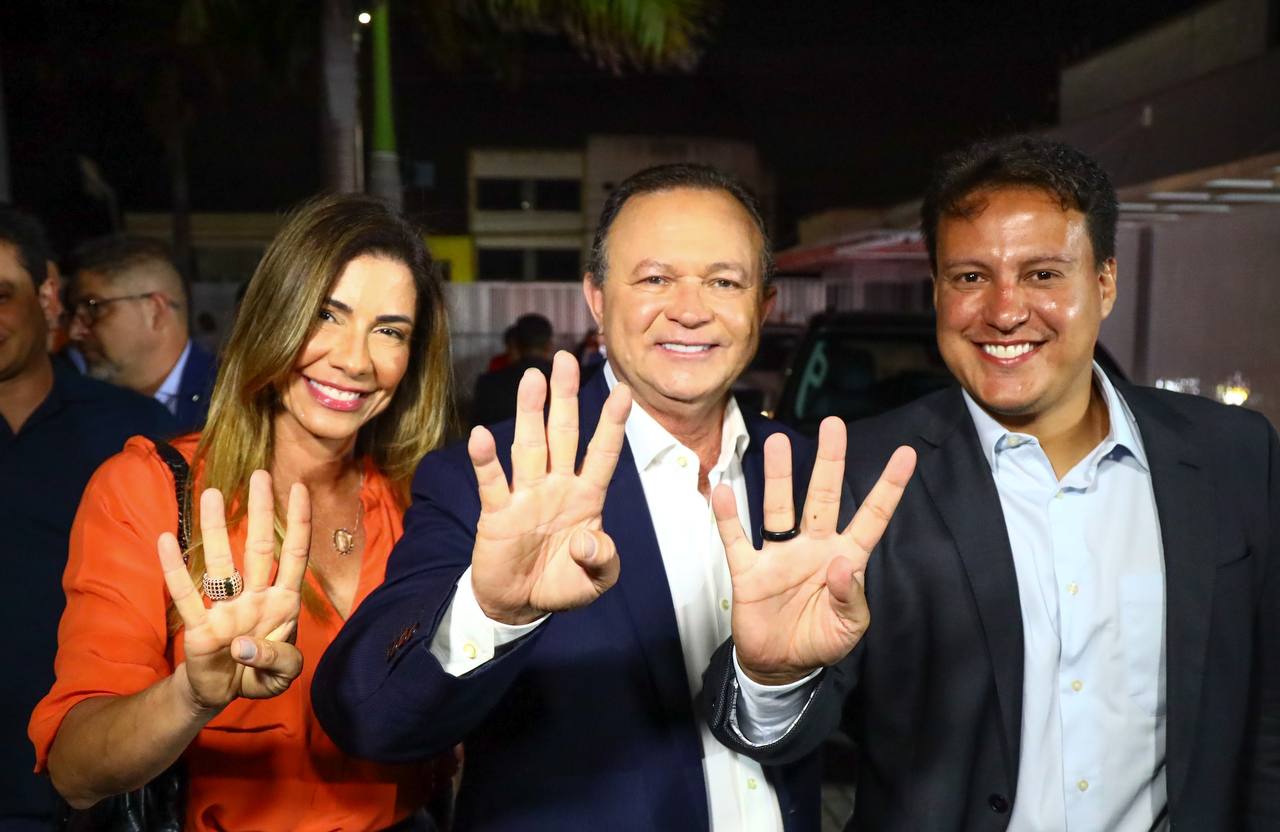 Brandão chegou acompanhado da esposa e do vice, Felipe Camarão...