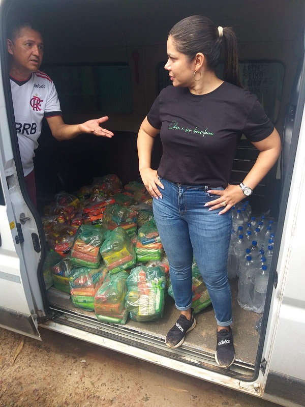 esposa Solange Almeida rodeada de quase 20 assessores, cinegrafistas, fotógrafos e pré-candidatos a vereadores que gravavam vídeos da distribuição de cerca de 50 cestas básicas