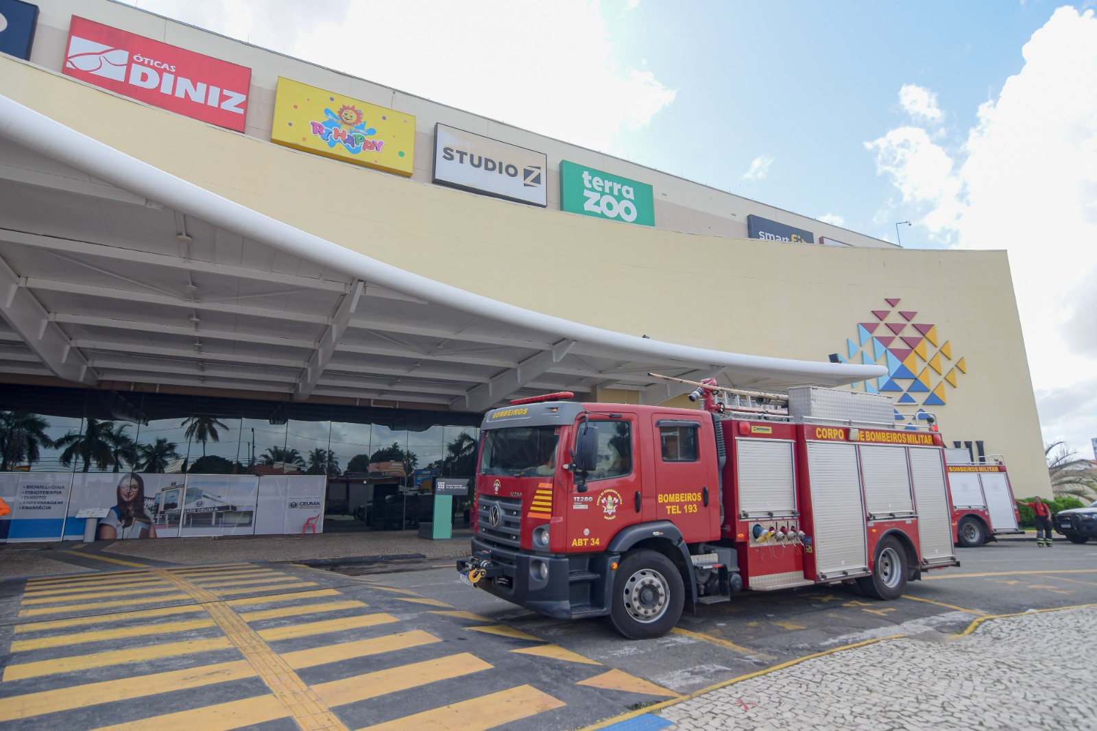 Corpo de Bombeiros desinterdita Rio Anil Shopping após incêndio em cinema