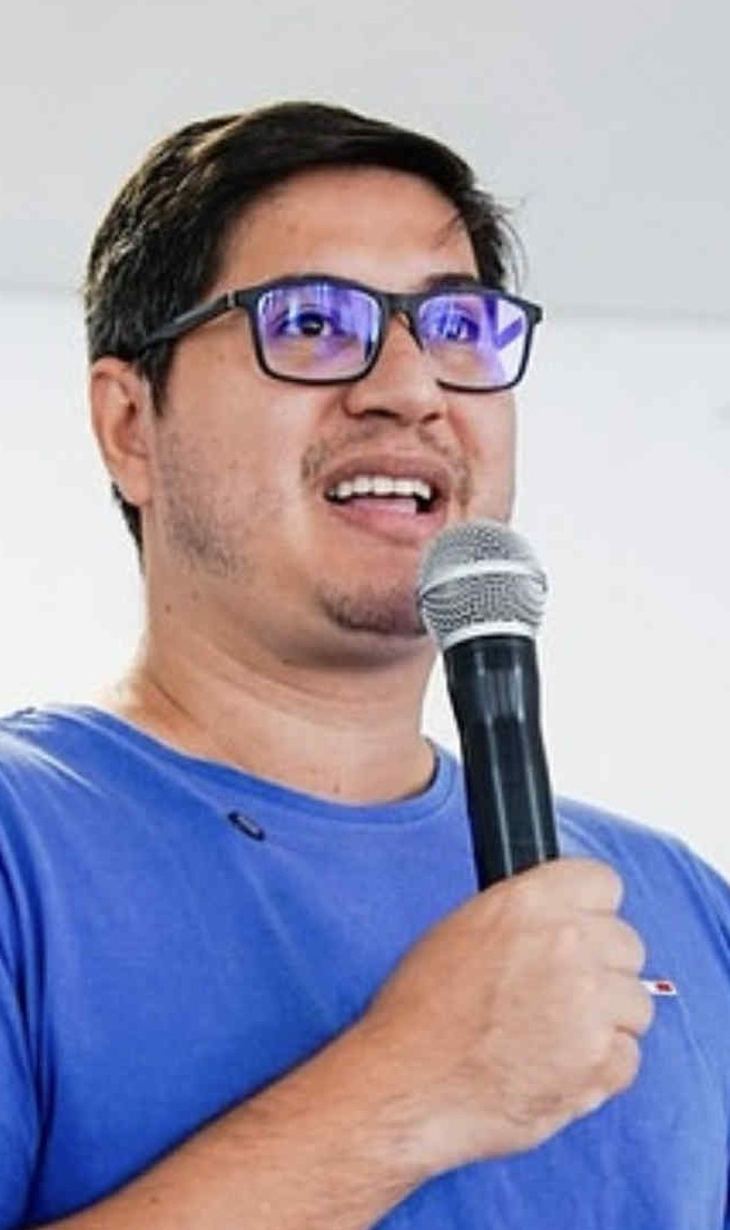 Presidente da Câmara de Vereadores de Raposa, João Marcos, se esconde para não falar a respeito das contratações de fantasmas. 