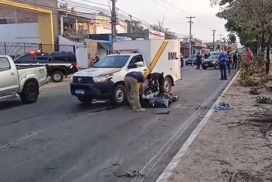 Micale Raquel Campos morreu nesta quinta-feira (18) após cair de moto e ser atingida por um disparo de arma de fogo na avenida Daniel de La Touche, no bairro Cohaserma, em São Luís.
