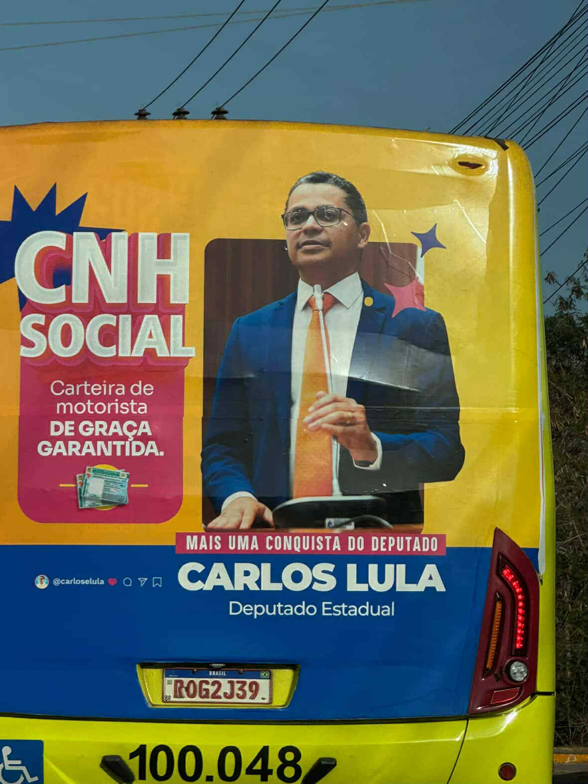 Propaganda enganosa do deputado Carlos Lulas começou a circular nas traseiras de ônibus de São Luís.