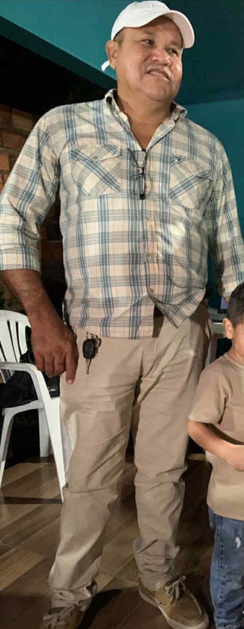 pastor Maurício Antônio dos Santos, 56 anos (foto), morreu dentro do cemitério Municipal enquanto estava realizando serviços do túmulo de familiares, alusivo ao Dia de Finados no próximo dia 02 de novembro.Conforme apuração do Blog do Domingos Costa, o morador raposense muito conhecido na cidade, estava acompanhado de uma de suas irmãs e já dentro do cemitério, quando tinha realizado a limpeza do túmulo e estava pintando, sentiu mal e teve um ataque fulminante.