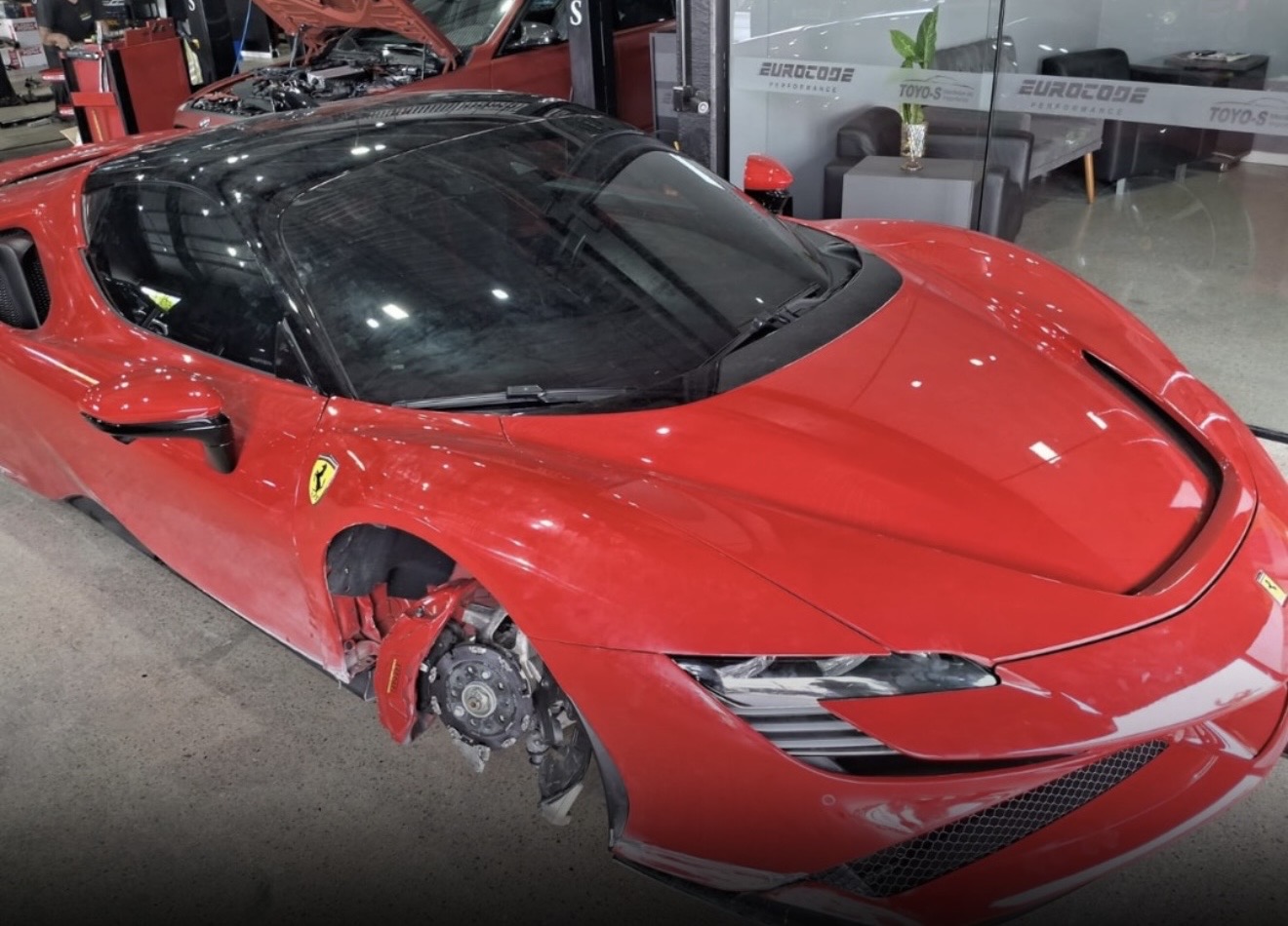 Ferrari modelo SF90 Stradale estava com placas de Balneário Camboriú, com a roda dianteira destruída e os airbags estourados.