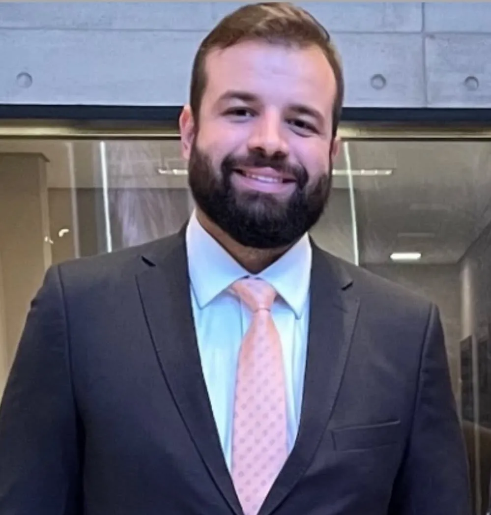 Simultaneamente, Advogado Christian Silva Brito é Procurador Geral da prefeitura de Viana e Diretor da Divisão do Levantamento Socioeconômico da Secretaria Municipal de Finanças da prefeitura de Esperantinópolis.