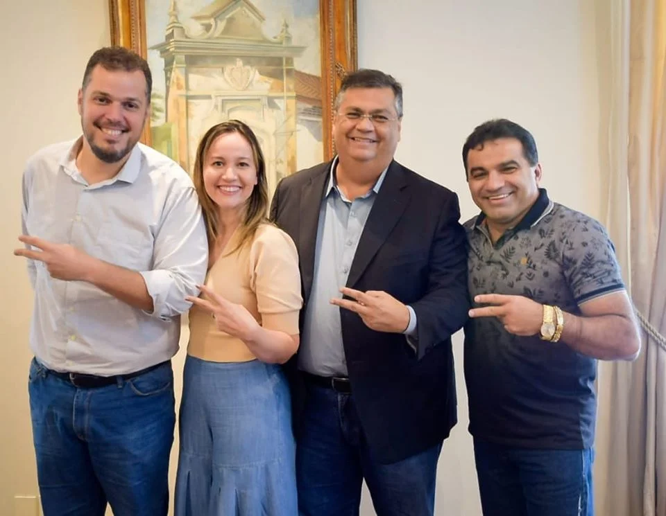 Foto de quando Dino era o Governador do Maranhão e Rodrigo Lago seu secretário, ladeado de Josimar e a esposa, Detinha.
