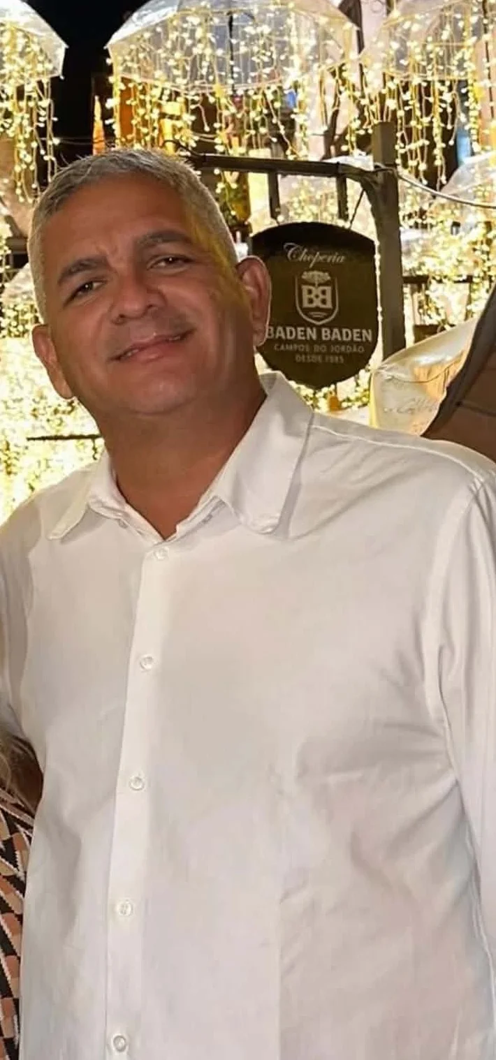 Ex-vereador de Paço do Lumiar, Edson Arouche Júnior, conhecido popularmente como "Júnior do Mojó", está foragido pela segunda vez; a primeira foi em 2012.
